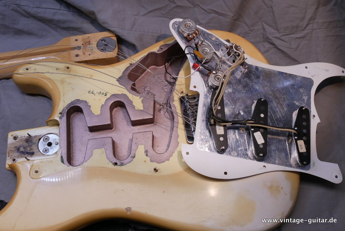 Fender-Stratocaster-olympic-white-1977-lite-ash-body-016.JPG
