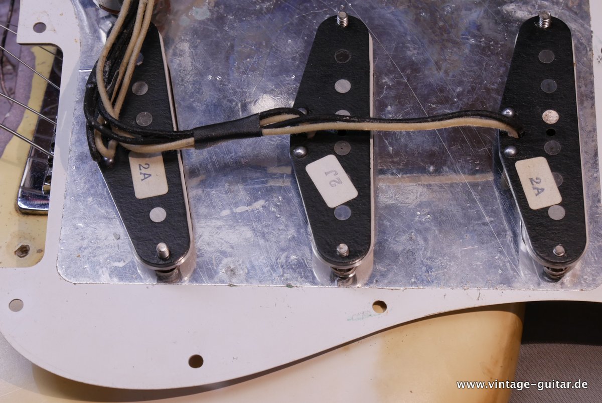 Fender-Stratocaster-olympic-white-1977-lite-ash-body-017.JPG