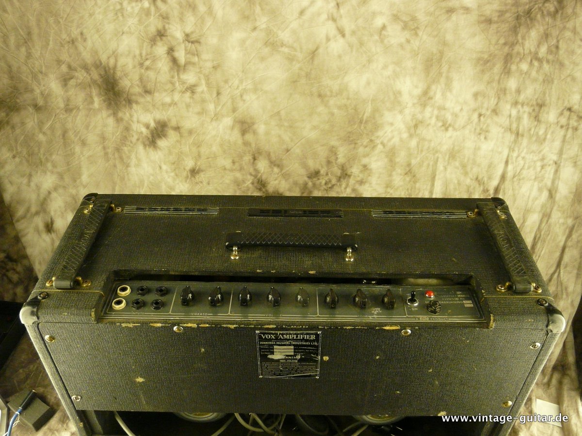 VOX-AC-30-Top-Boost-1965-Silver-bulldogs-004.JPG