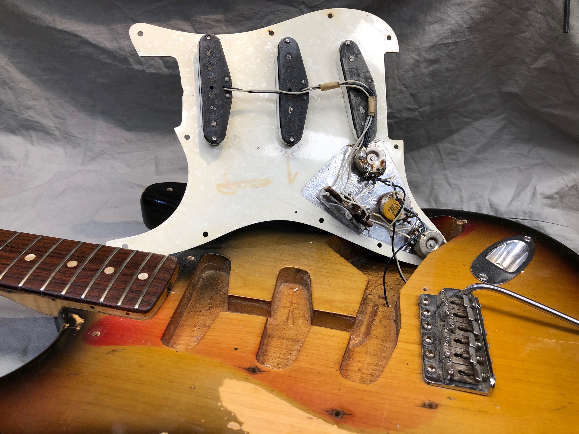 Fender-Stratocaster-1970-sunburst-4-hole-019.JPG