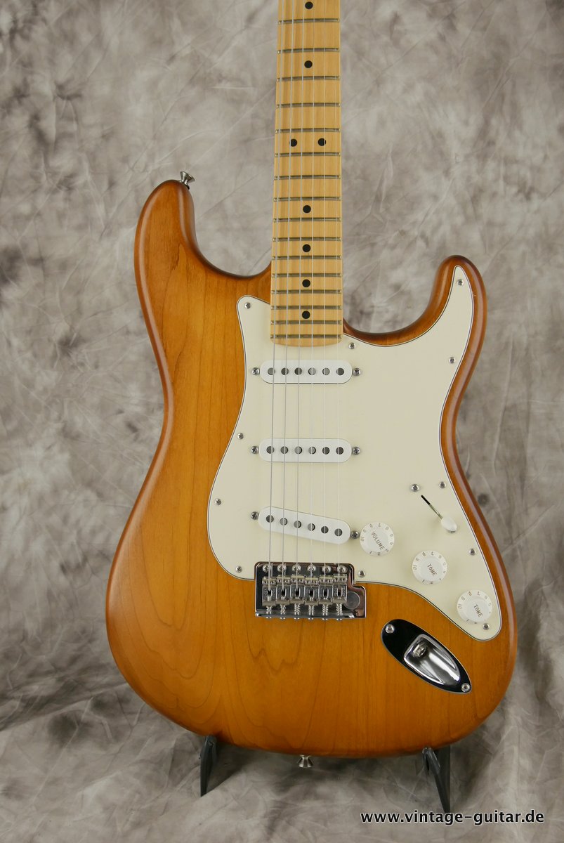 Fender-Stratocaster-Nitro-Satin-2014-002.JPG