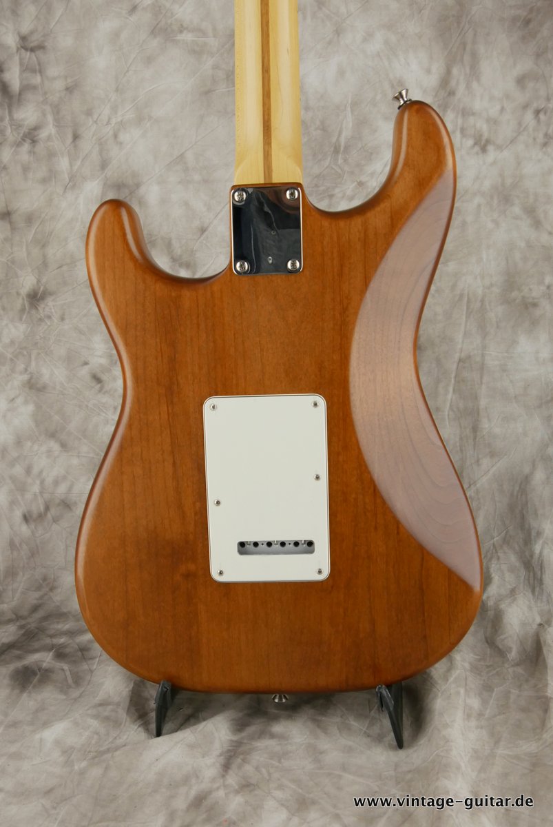 Fender-Stratocaster-Nitro-Satin-2014-004.JPG