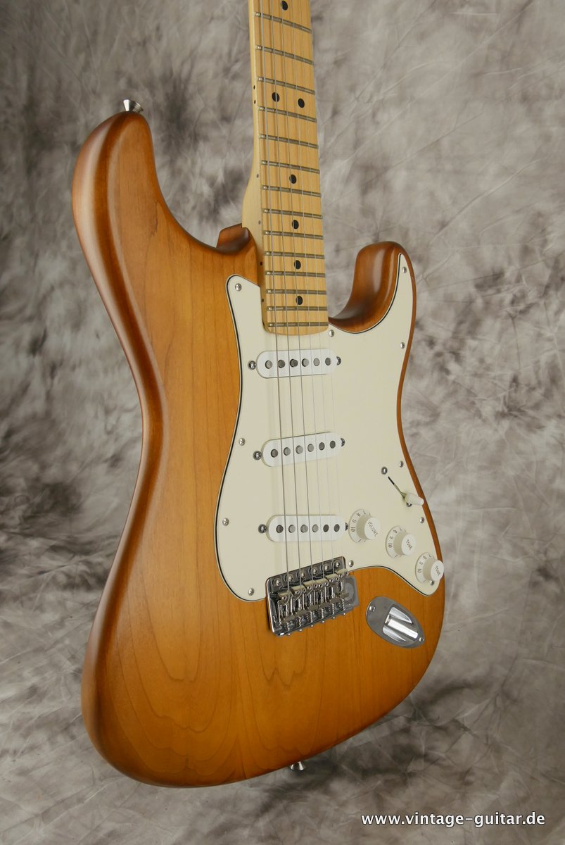 Fender-Stratocaster-Nitro-Satin-2014-007.JPG