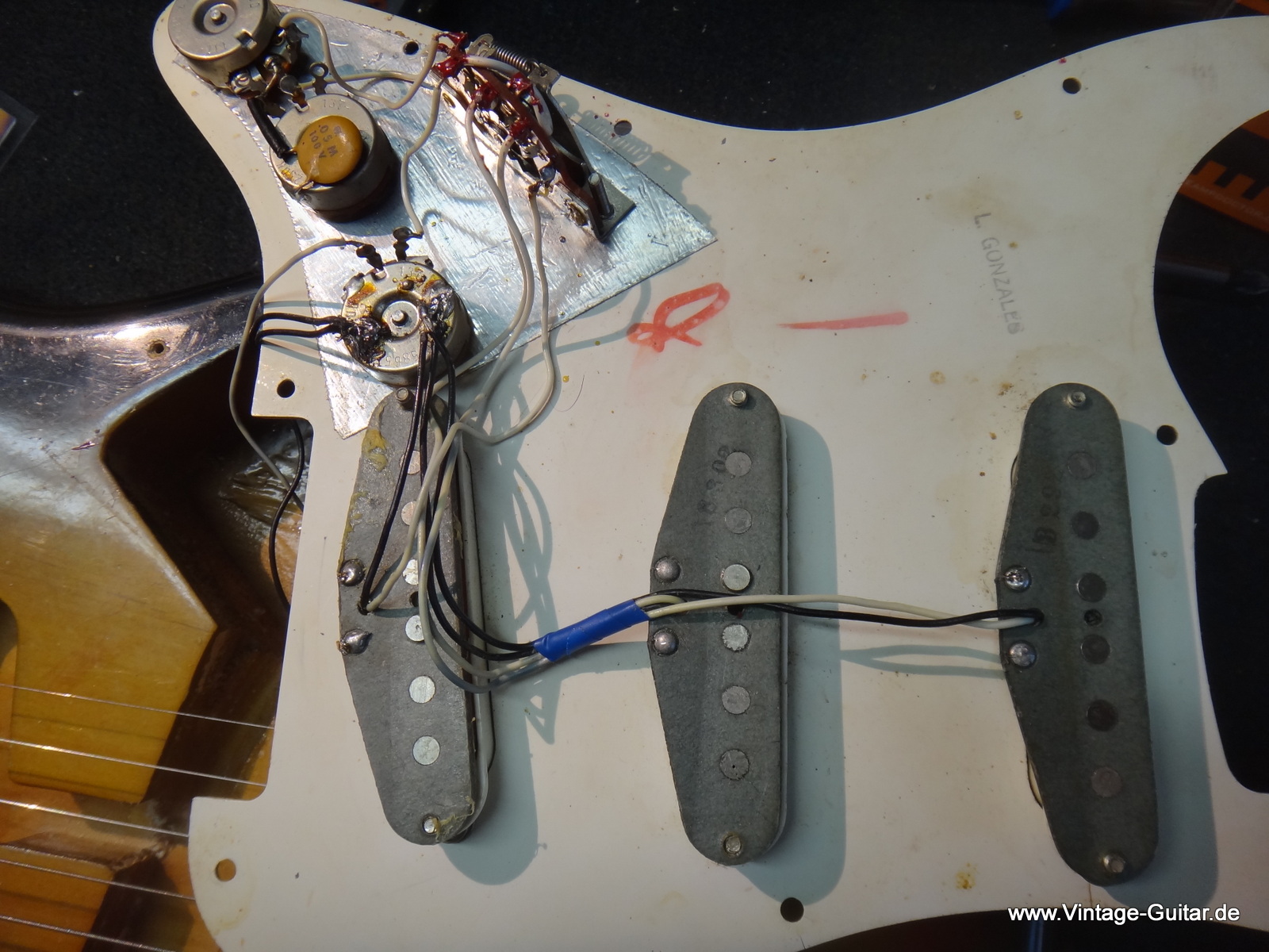 Fender-Stratocaster-1972-sunburst-inside-001.JPG