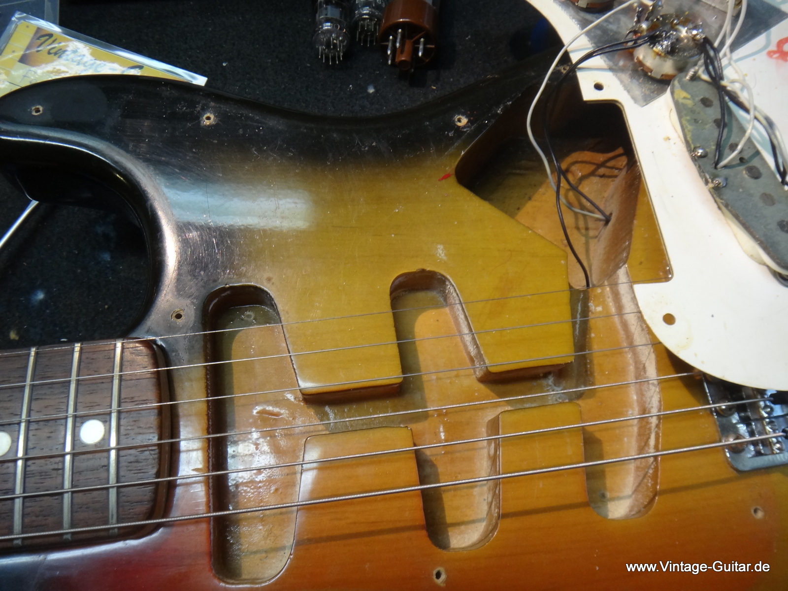 Fender-Stratocaster-1972-sunburst-inside-005.JPG