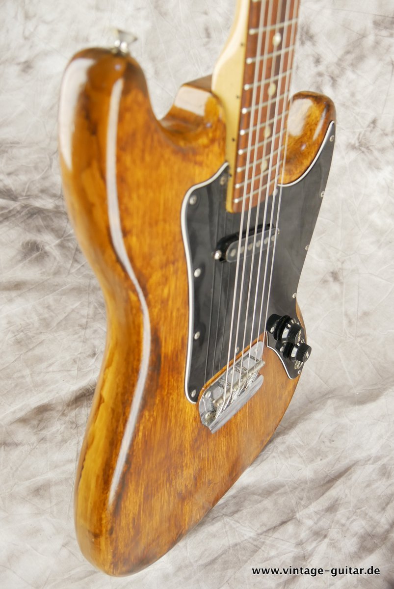 Fender_Musicmaster_walnut_1978-005.JPG