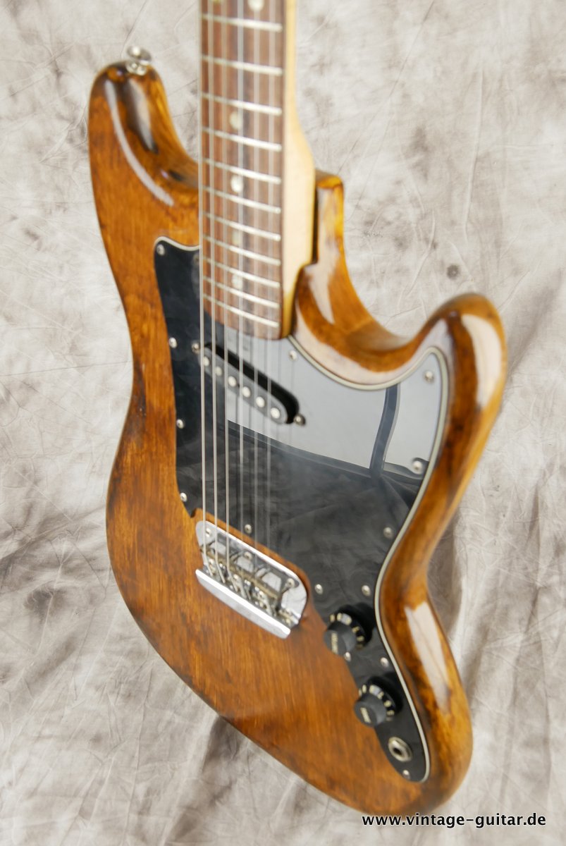 Fender_Musicmaster_walnut_1978-006.JPG