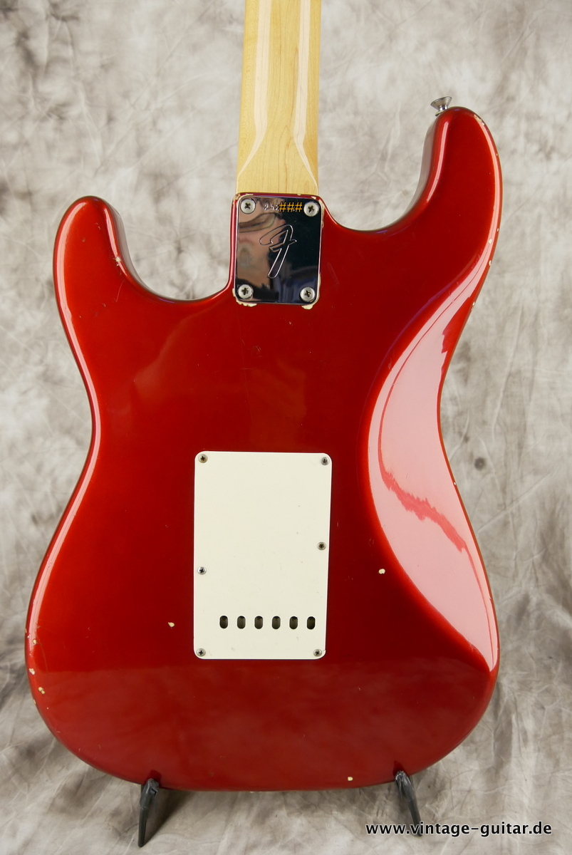 Fender_Stratocaster_candy_apple_red_1969-004.JPG