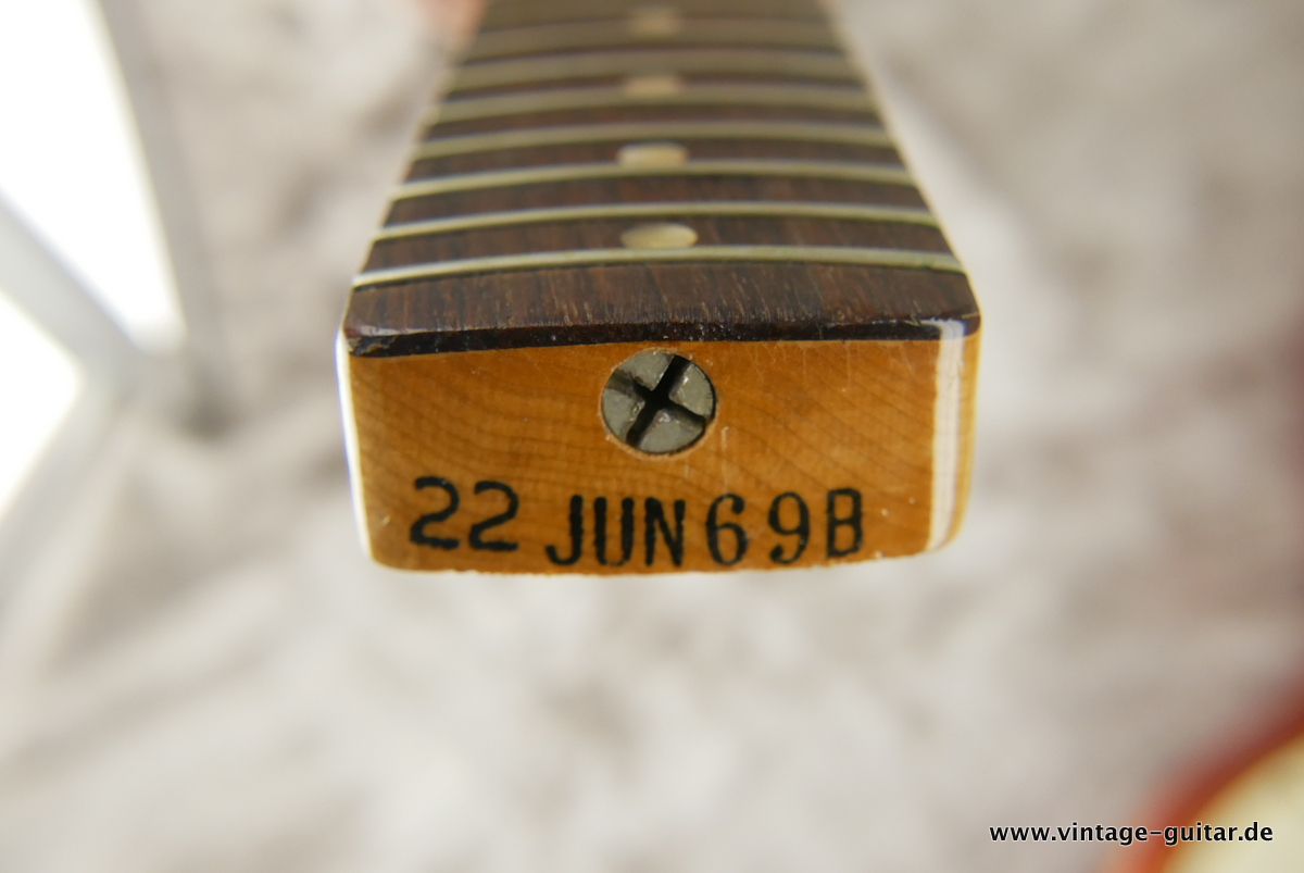img/vintage/3649/Fender_Stratocaster_candy_apple_red_1969-020.JPG