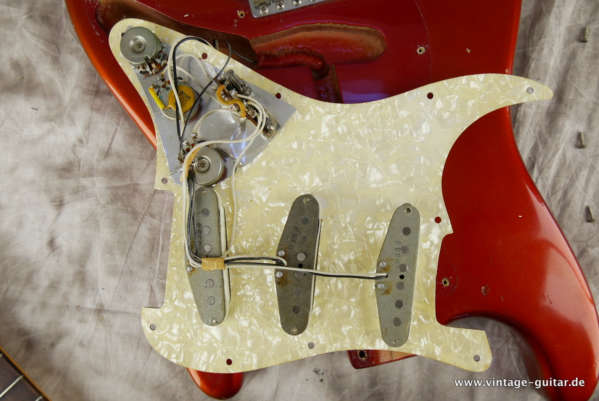 img/vintage/3649/Fender_Stratocaster_candy_apple_red_1969-021.JPG