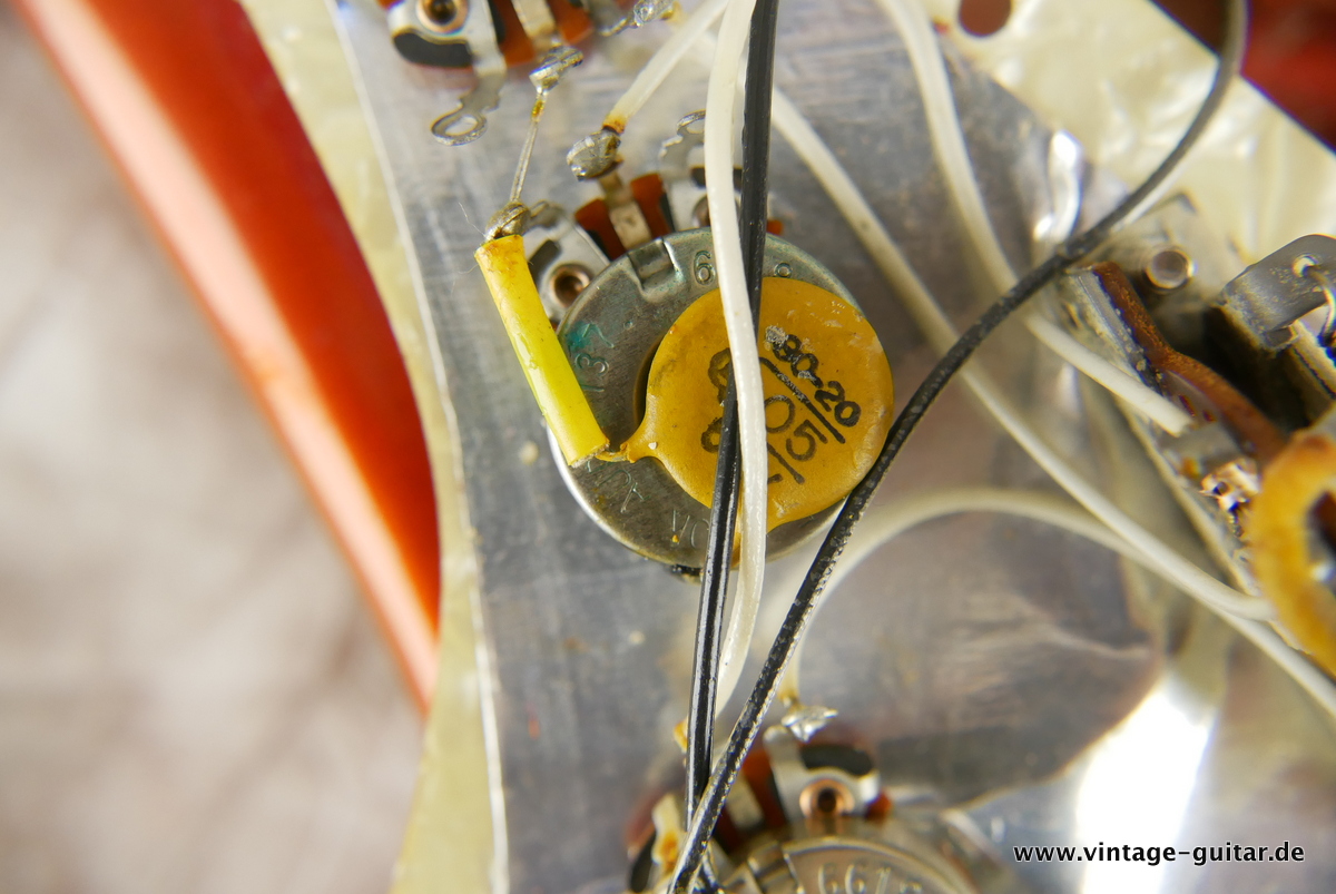 img/vintage/3649/Fender_Stratocaster_candy_apple_red_1969-026.JPG