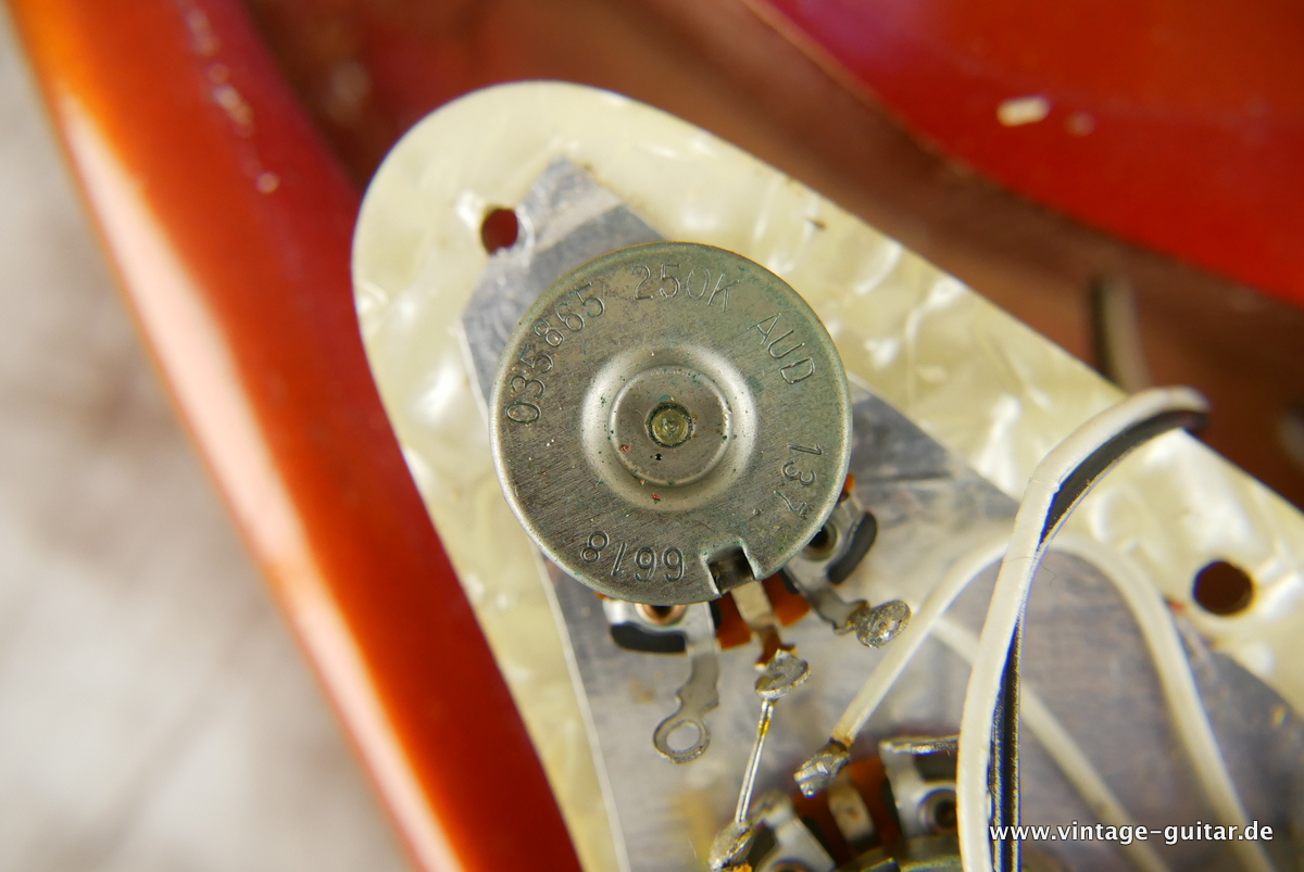 img/vintage/3649/Fender_Stratocaster_candy_apple_red_1969-027.JPG