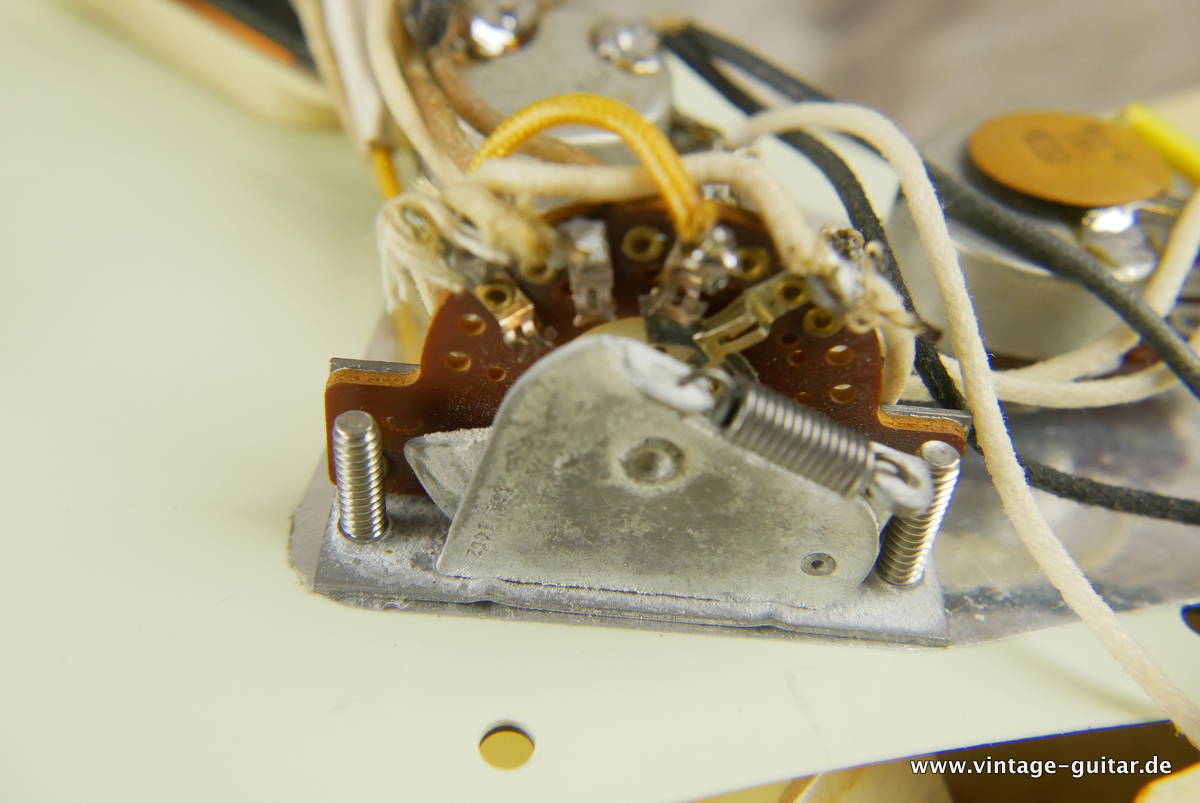 img/vintage/3658/Fender_Stratocaster_white_refinished_new_parts_1963-017.JPG