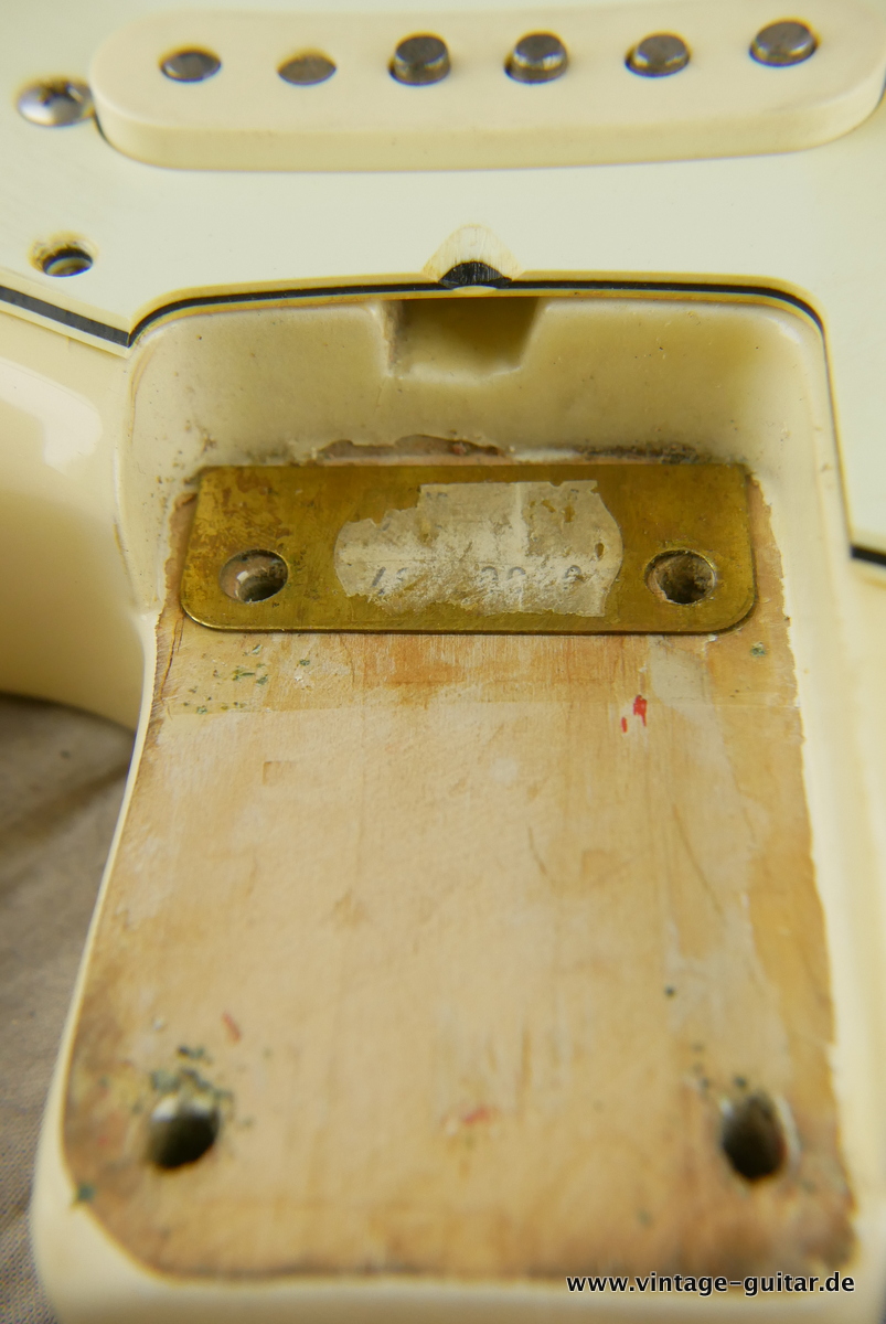 img/vintage/3658/Fender_Stratocaster_white_refinished_new_parts_1963-028.JPG
