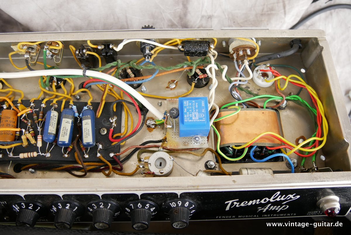 img/vintage/3677/Fender_Tremolux_blackface_Top_Cab-black_1965-013.JPG
