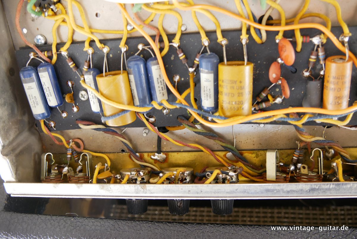 img/vintage/3677/Fender_Tremolux_blackface_Top_Cab-black_1965-014.JPG