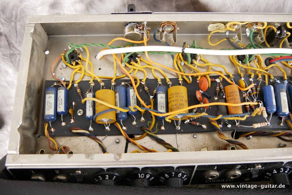 img/vintage/3677/Fender_Tremolux_blackface_Top_Cab-black_1965-015.JPG