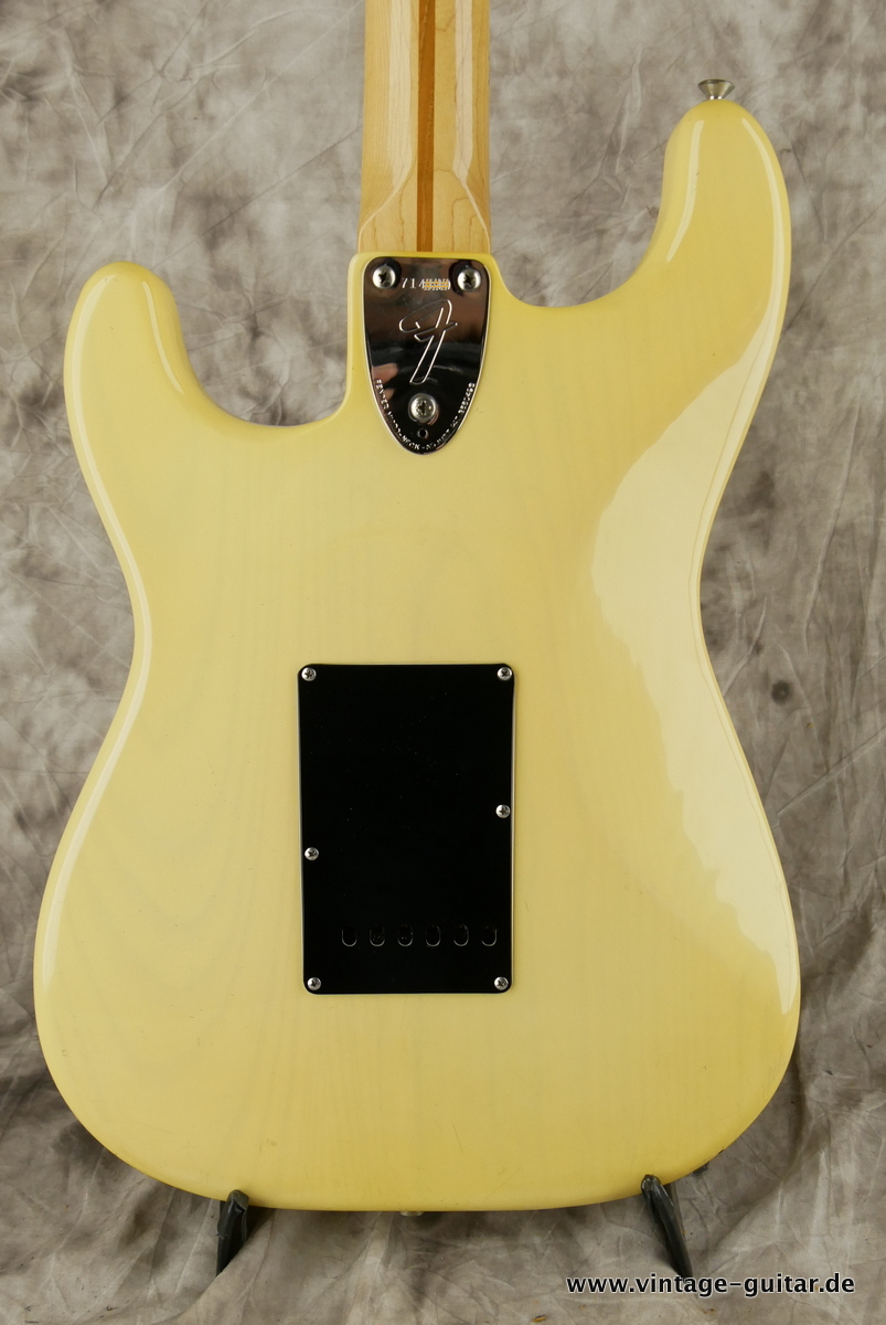 Fender_Stratocaster_blonde_1976-004.JPG