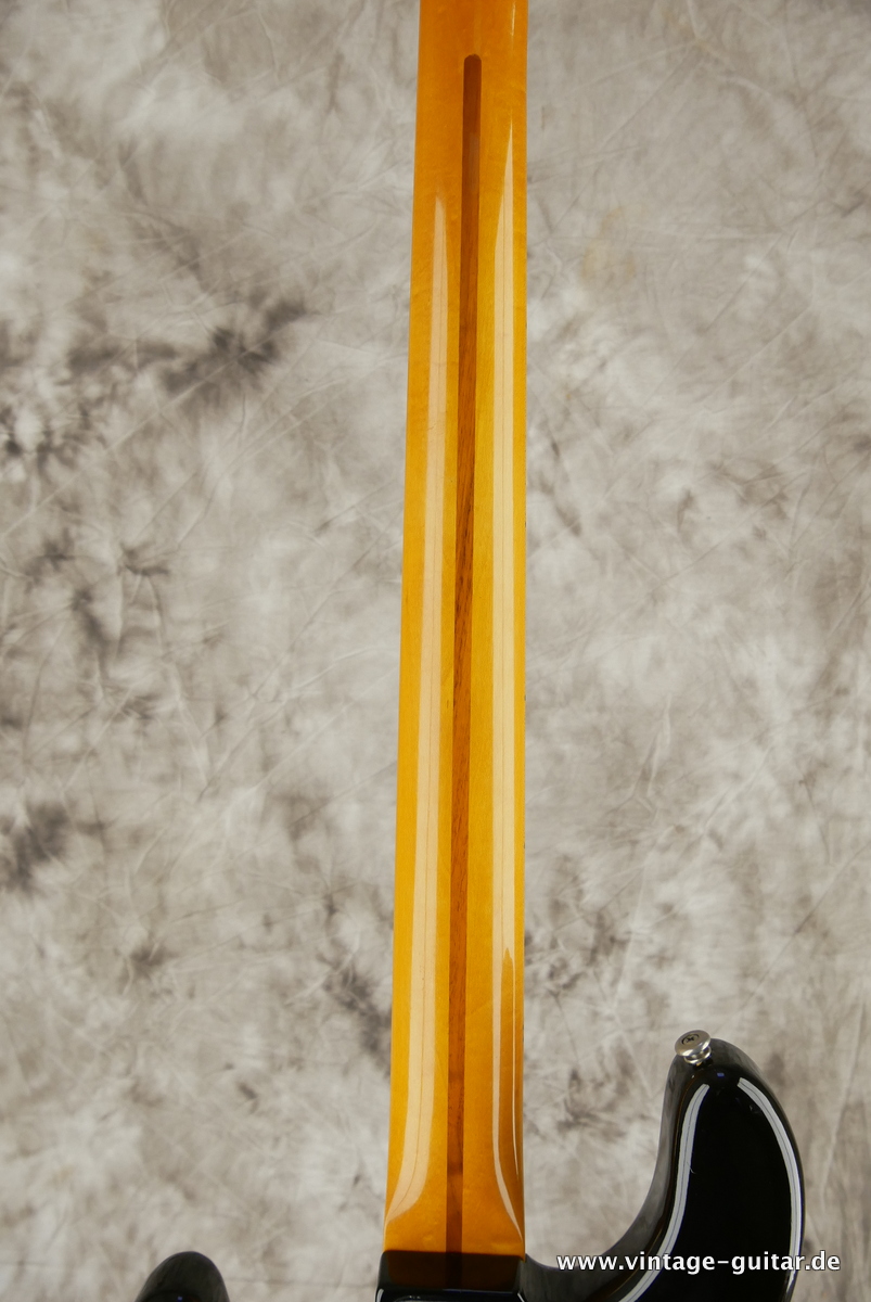 img/vintage/3751/MusicMan_Sting_Ray_Bass_sunburst_1980-012.JPG
