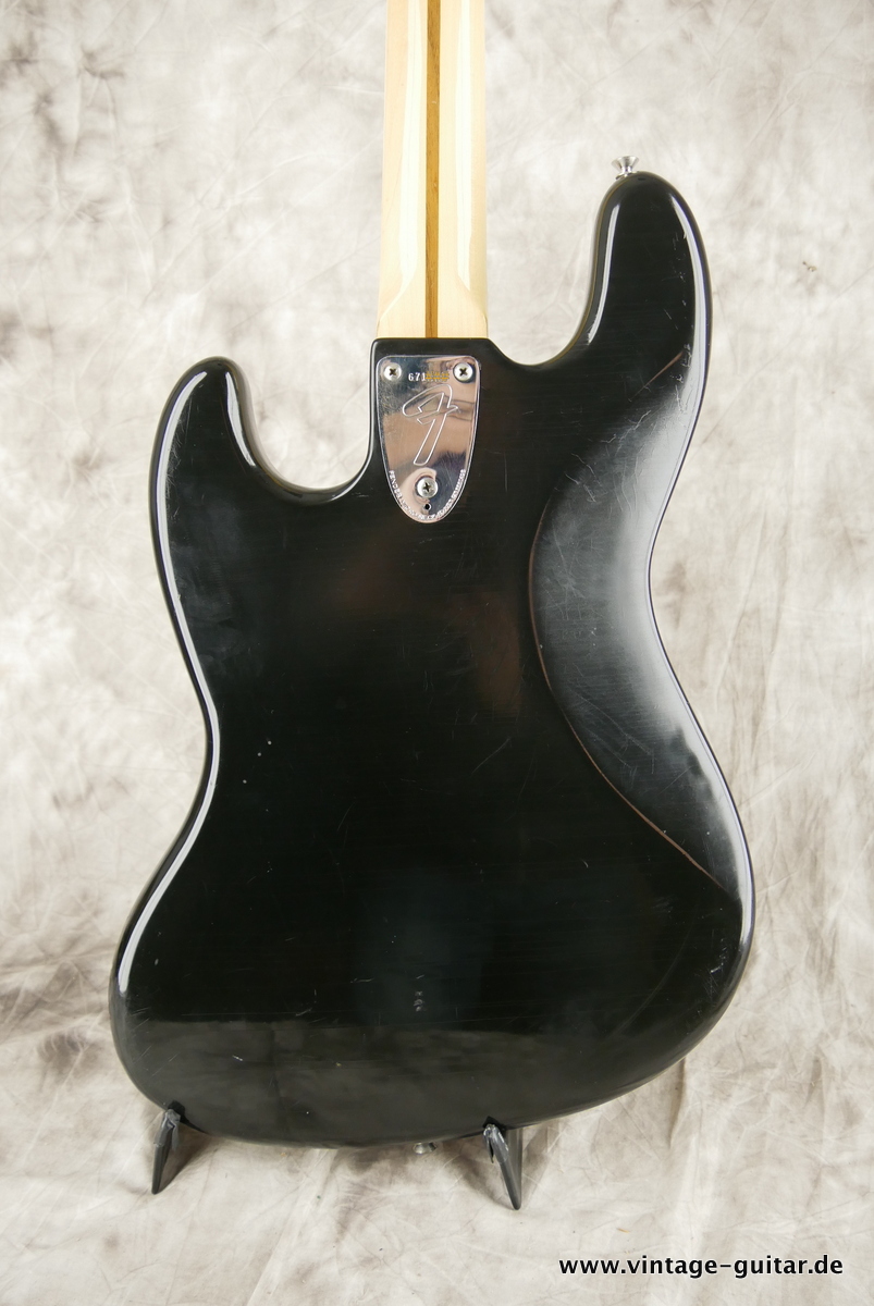 Fender_Jazz_Bass_black_1975-004.JPG