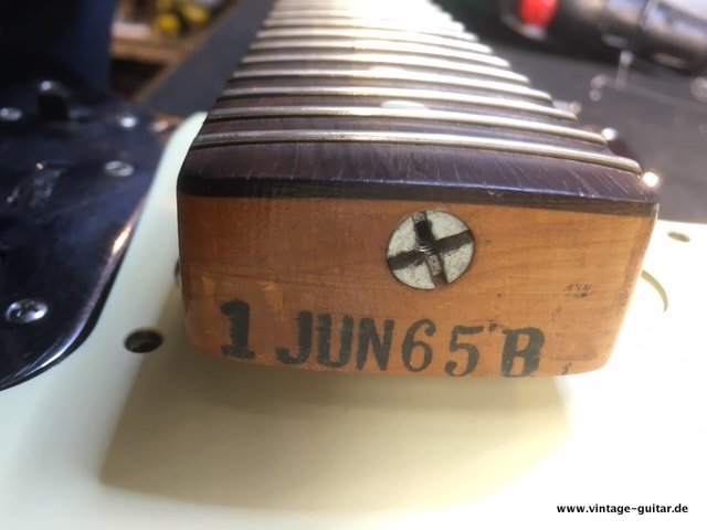 Fender_Jaguar_1965_black-019.JPG