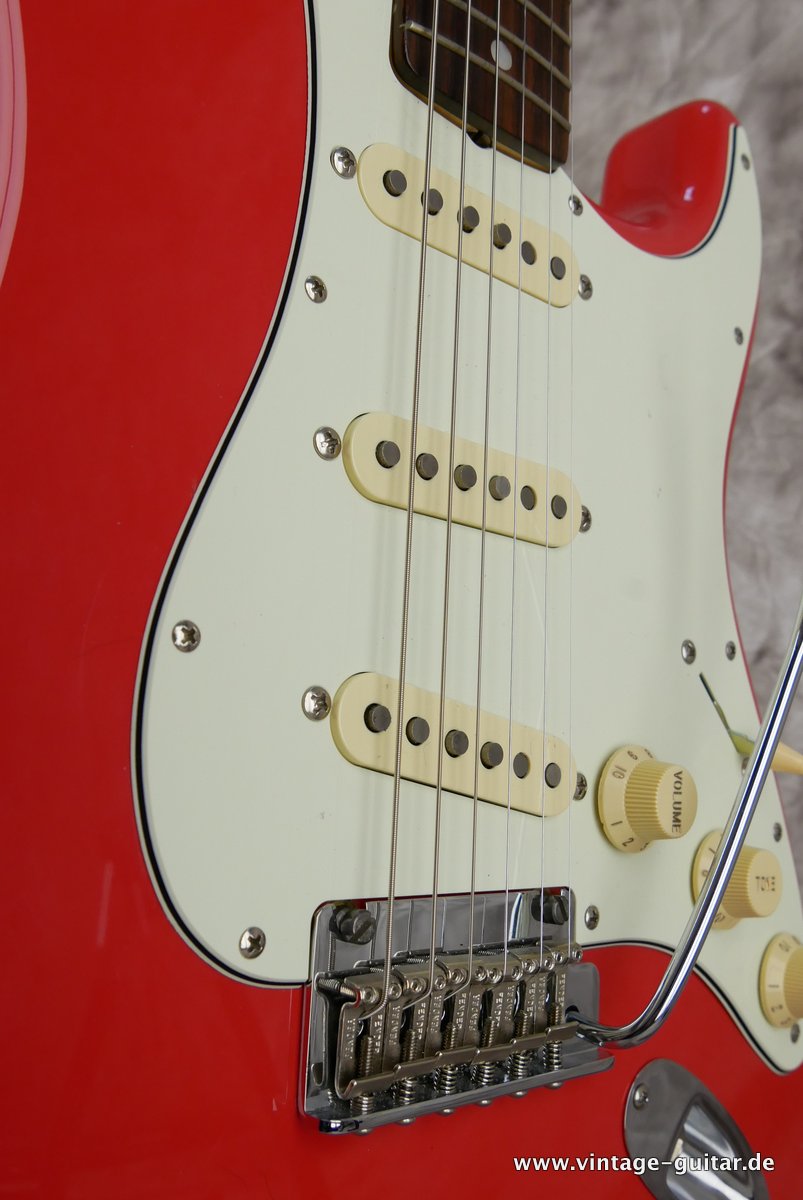 Fender-Stratocaster-1965-fiesta-red-reissue-013.JPG