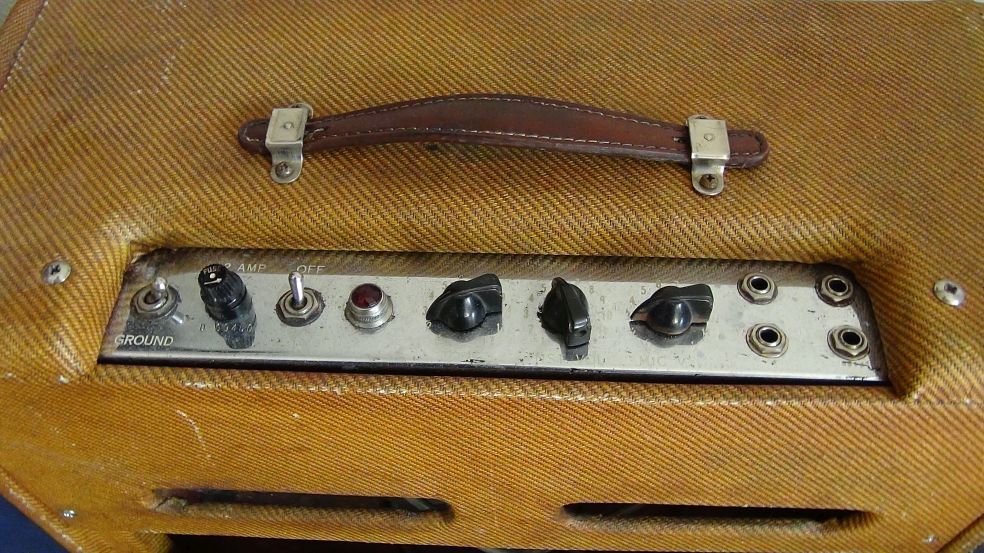 Fender-Deluxe-Amp-1960-tweed-007.JPG