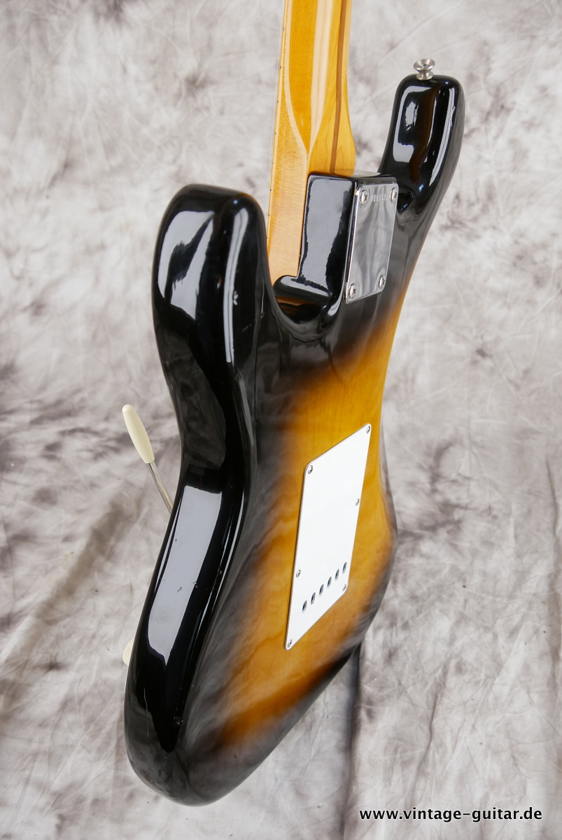 img/vintage/3919/Fender_Stratocaster_AVRI_57_sunburst_1982-007.JPG