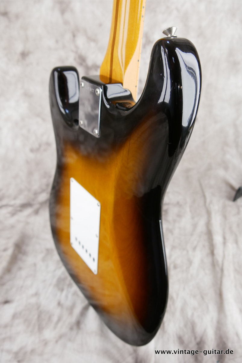 img/vintage/3919/Fender_Stratocaster_AVRI_57_sunburst_1982-008.JPG