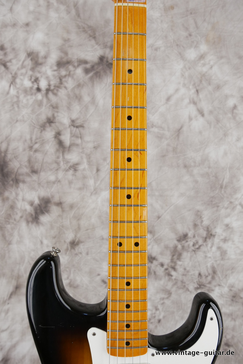 img/vintage/3919/Fender_Stratocaster_AVRI_57_sunburst_1982-011.JPG