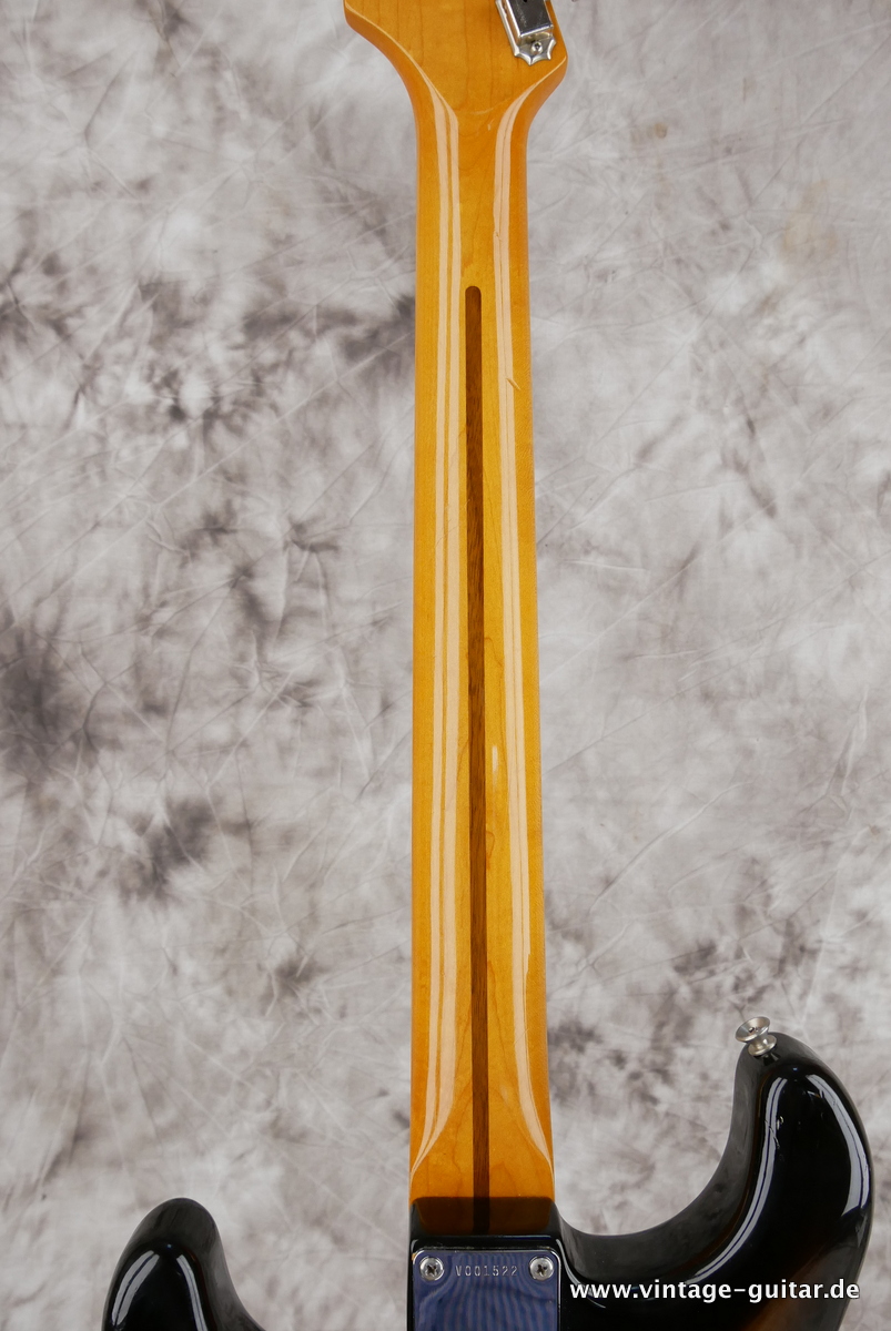 img/vintage/3919/Fender_Stratocaster_AVRI_57_sunburst_1982-012.JPG