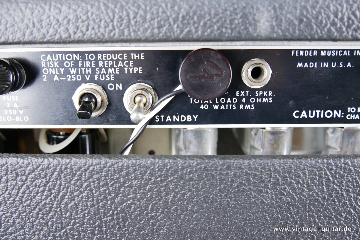 Fender-Vibrolux-Reverb-1980-Silverface-008.JPG