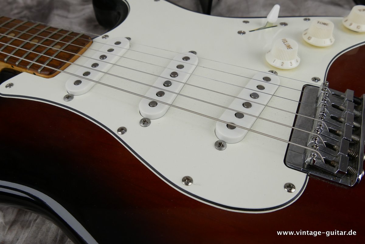 Fender-Stratocaster-1974-refinish-011.JPG