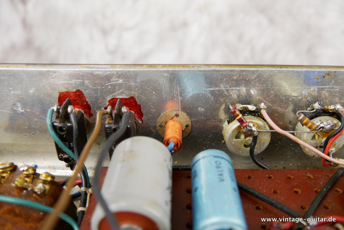 img/vintage/3981/Marshall_Super_Tremolo_100_black_1966-019.JPG