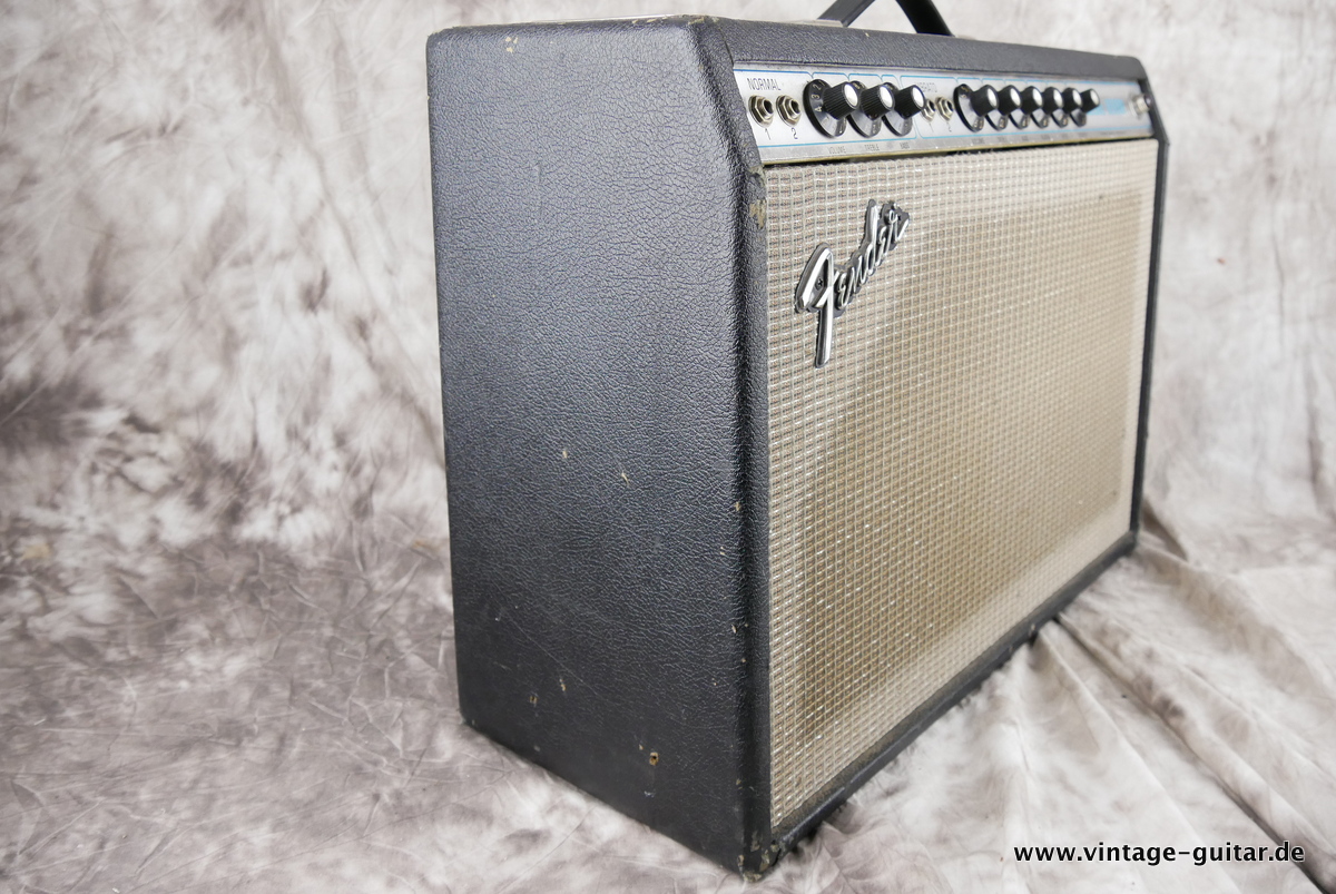img/vintage/3993/Fender_Deluxe_Reverb_silverface_black_1974-003.JPG