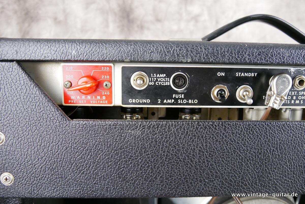 img/vintage/3993/Fender_Deluxe_Reverb_silverface_black_1974-007.JPG