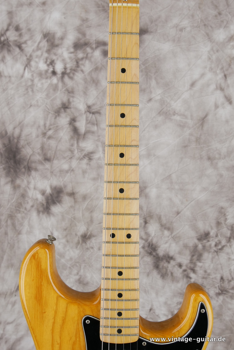 img/vintage/4032/Fender_Stratocaster_natural_1979-011.JPG