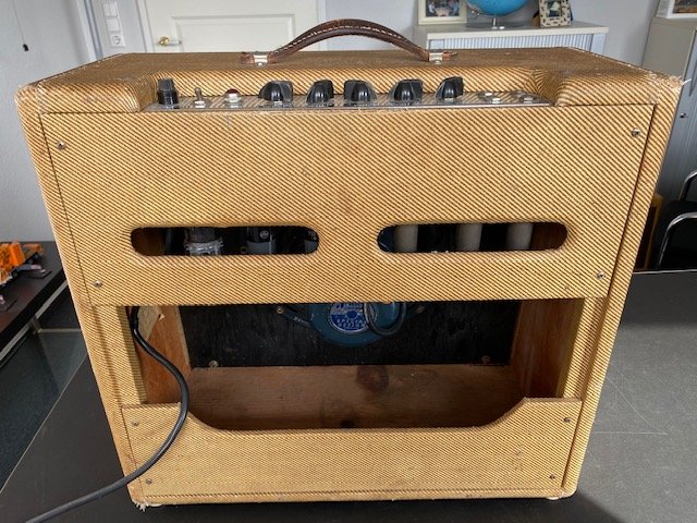 Fender-Tweed-Tremolux-Amp-1960-narrow-panel-002.jpg