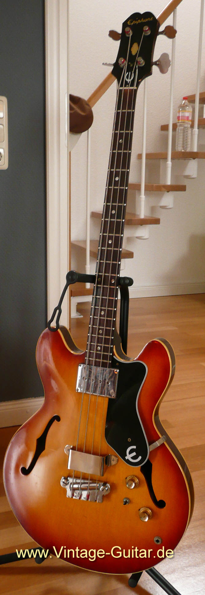 Epiphone-Rivoli-Bass-1966.jpg