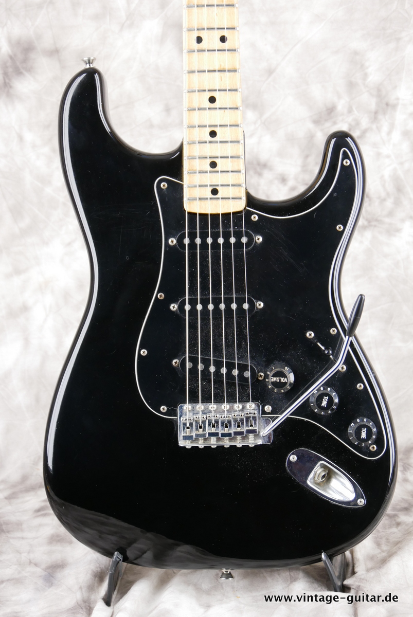 Fender_Stratocaster_black_1976-003.JPG