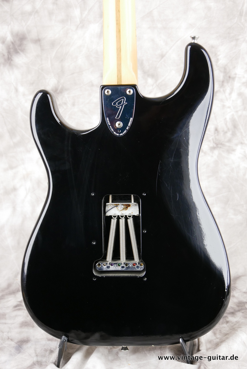Fender_Stratocaster_black_1976-004.JPG