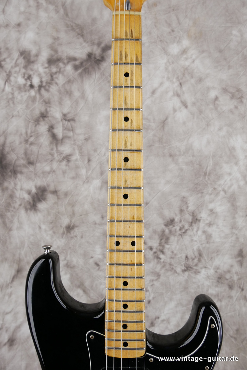 Fender_Stratocaster_black_1976-011.JPG