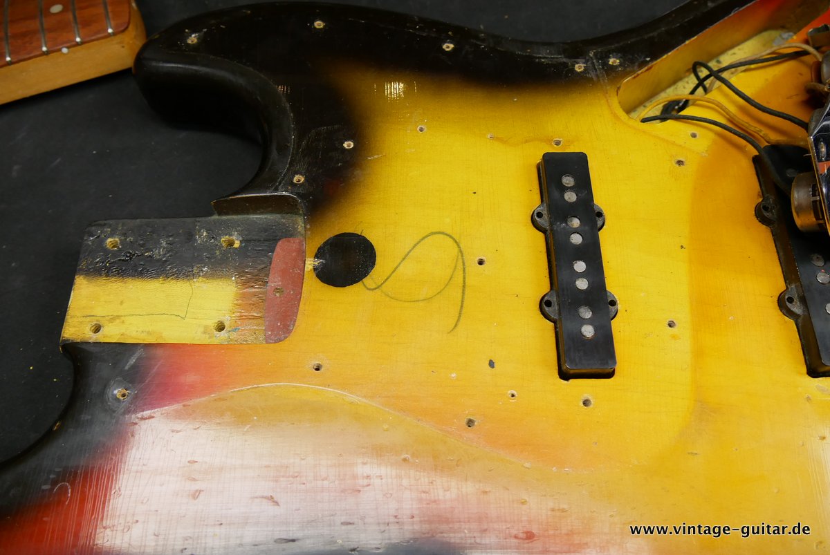 Fender_Jazz_Bass_sunburst_1965-017.JPG