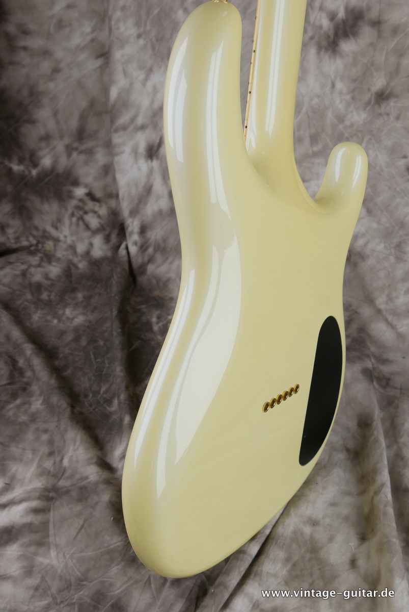 img/vintage/4266/Carvin_DC_127_L_white_lefthand_1988-007.JPG