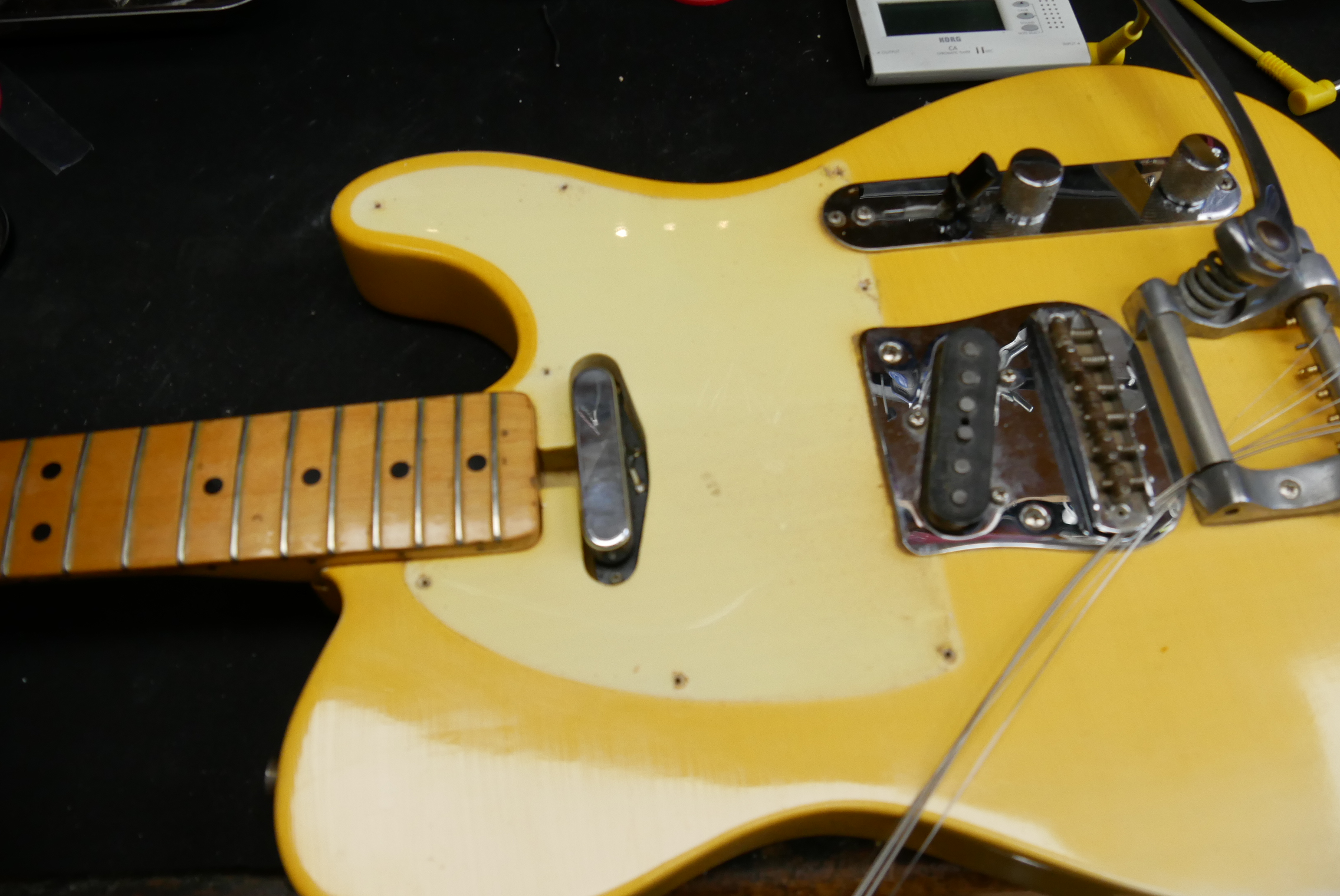 Fender_Telecaster_Bigsby_blonde_1968-014.JPG
