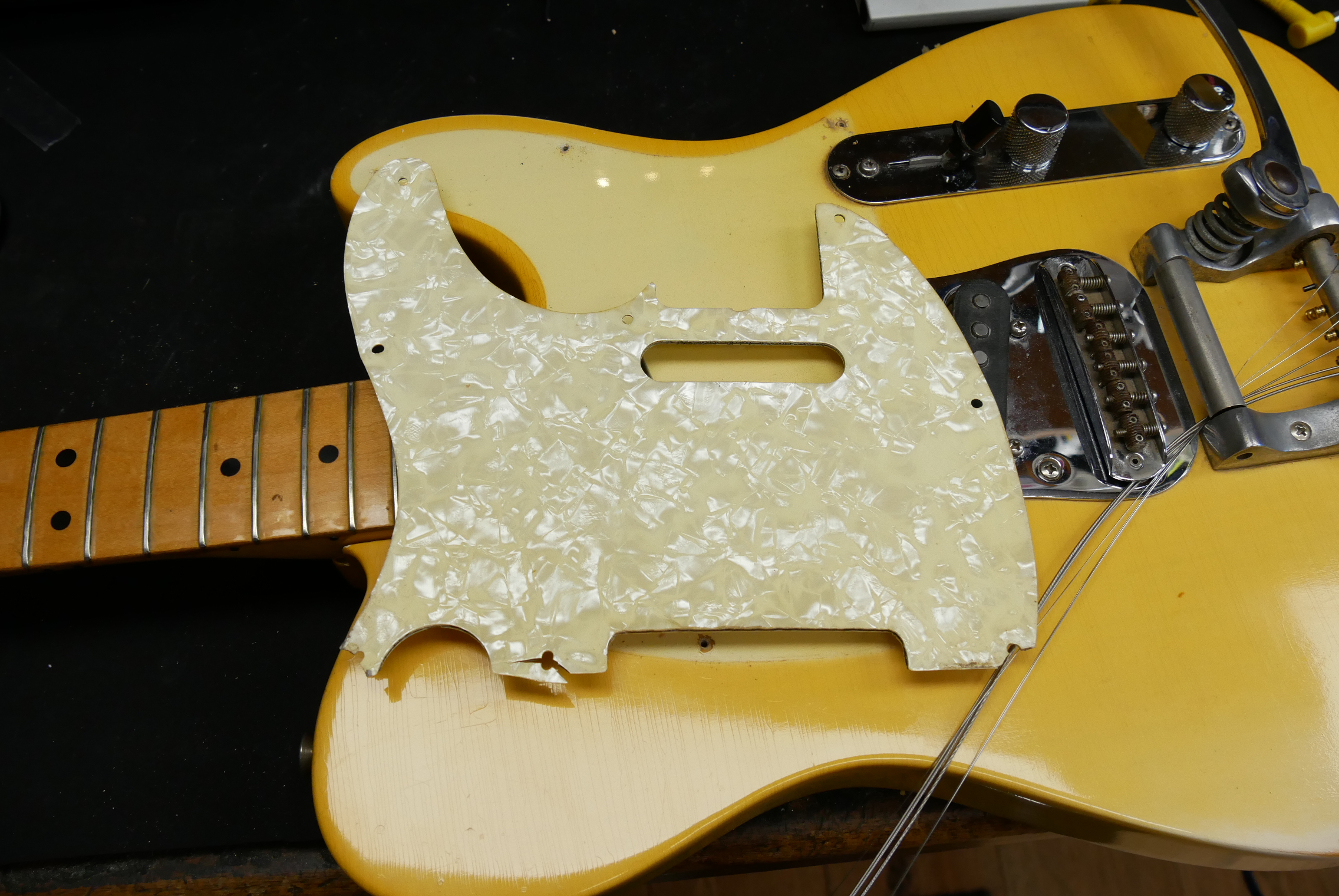 Fender_Telecaster_Bigsby_blonde_1968-015.JPG