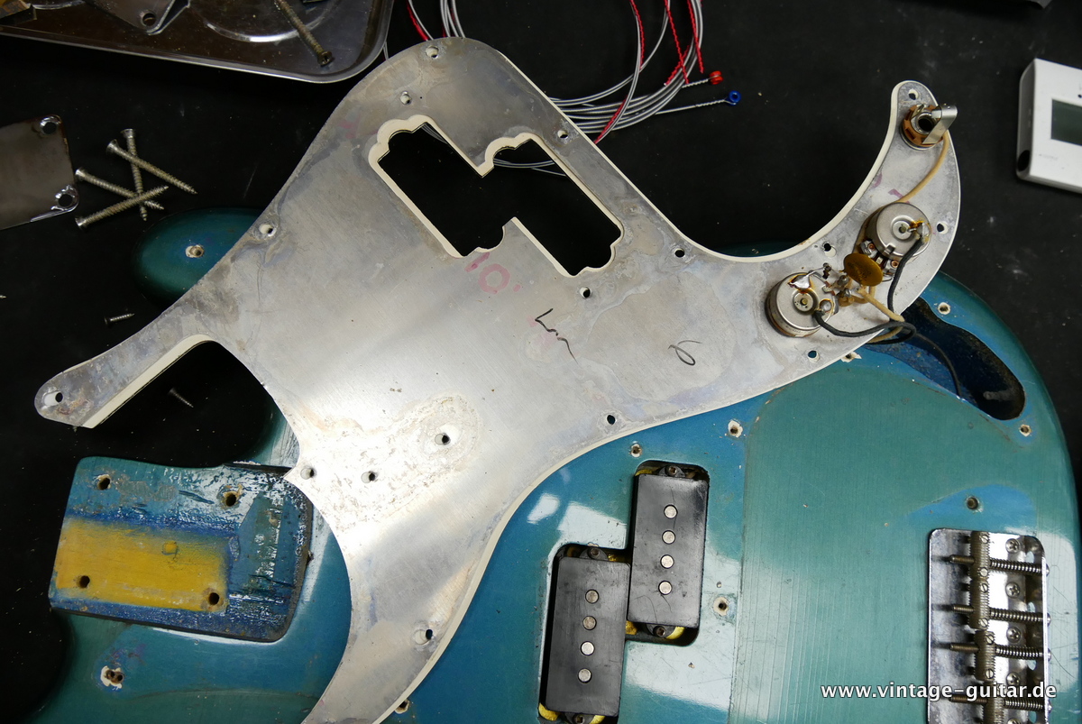 img/vintage/4346/Fender_Precision_Bass_lake_placid_blue_1965-023.JPG