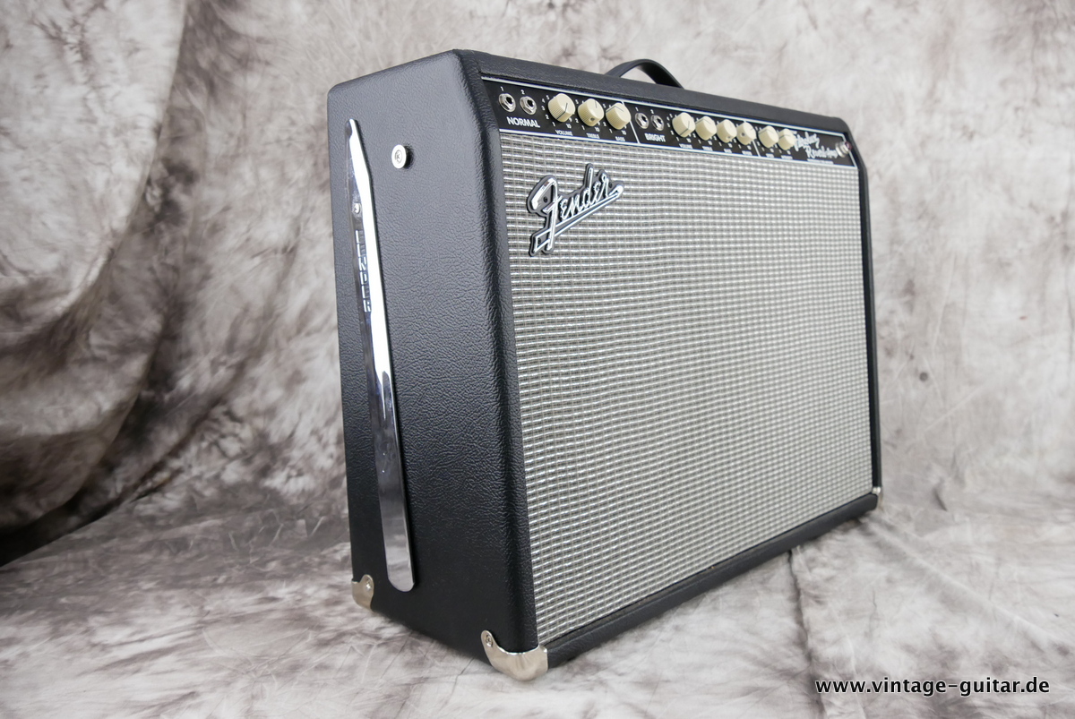 Fender_Custom_Vibrolux_Reverb_Amp_black_2007-003.JPG