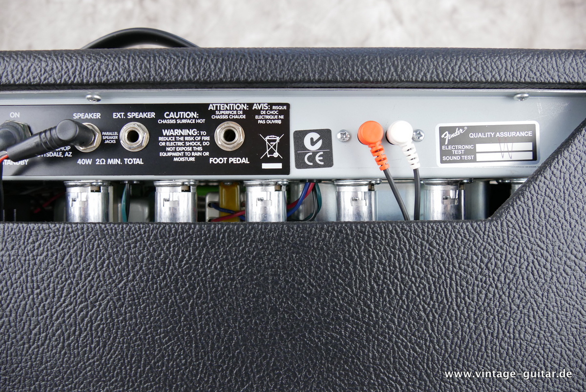 Fender_Custom_Vibrolux_Reverb_Amp_black_2007-008.JPG