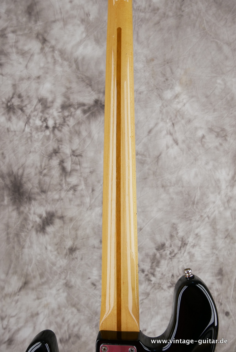 img/vintage/4364/Fender_Jazz_Bass_USA_black_1983-012.JPG